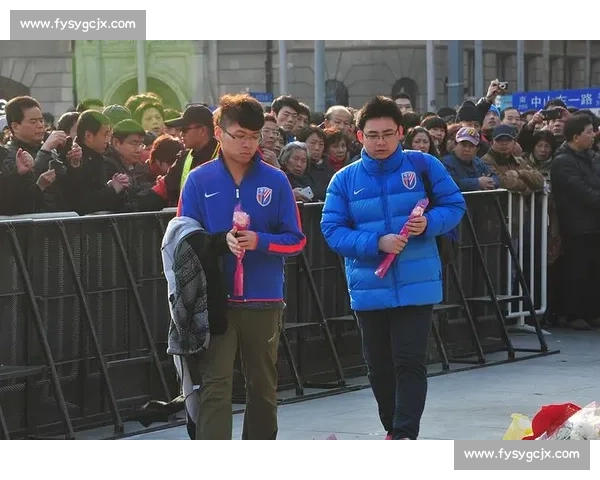 川超星光寄哀思：球迷亮灯送别小球迷林子金